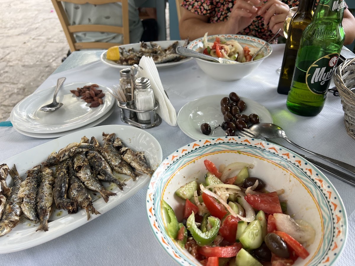 To Steki Tou Sifaki (George & Georgia)-2