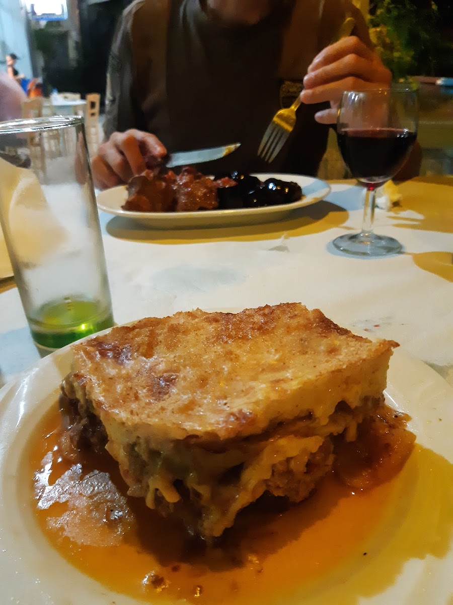 To Steki Tou Sifaki (George & Georgia)-6